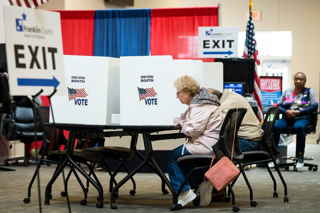 Cử tri sử dụng một quầy bỏ phiếu bầu bằng giấy tùy chọn để bỏ phiếu sớm trước cuộc bầu cử sơ bộ ngày 03/05 tại Hội đồng Bầu cử quận Franklin ở Columbus, Ohio, vào ngày 26/04/2022. (Ảnh: Drew Angerer/Getty Images)