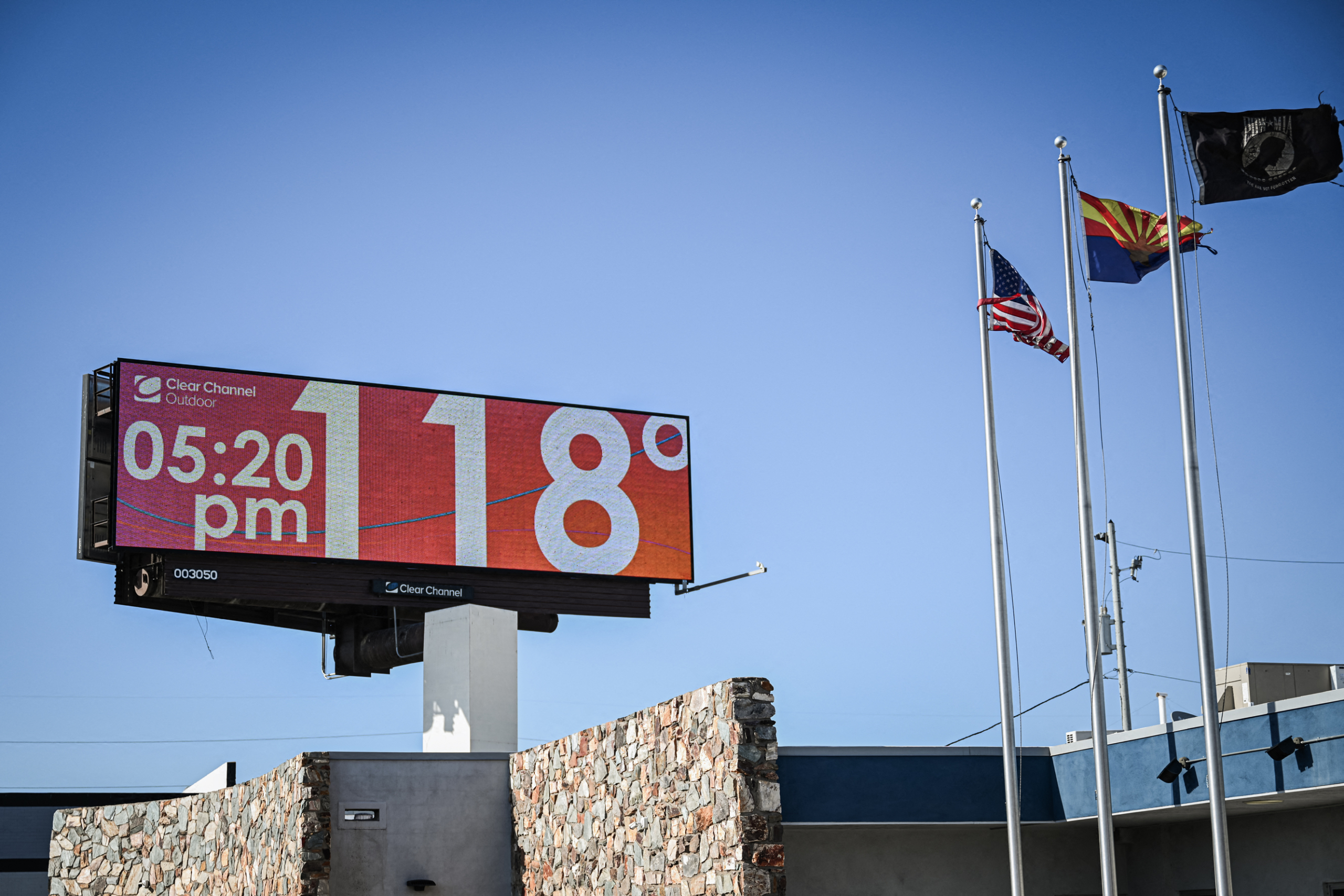 Một bảng thông báo cho thấy nhiệt độ 118 °F(khoảng 47°C) trong đợt nắng nóng kỷ lục ở Phoenix, vào ngày 18/07/2023. (Ảnh: Patrick T. Fallon/AFP qua Getty Images)