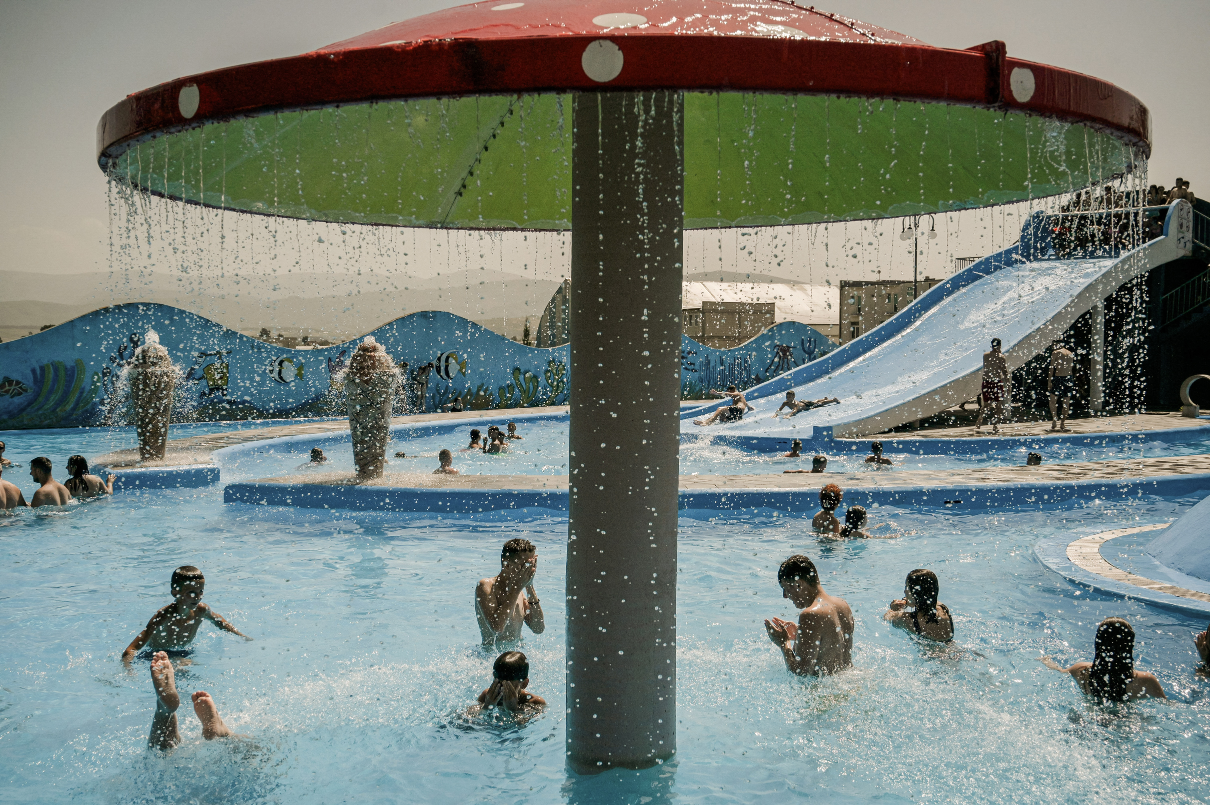 Mọi người giải nhiệt tại một hồ bơi trong một đợt nắng nóng gần thị trấn Shtime, Kosovo, vào ngày 22/07/2023. (Ảnh: Armend Nimani/AFP qua Getty Images)