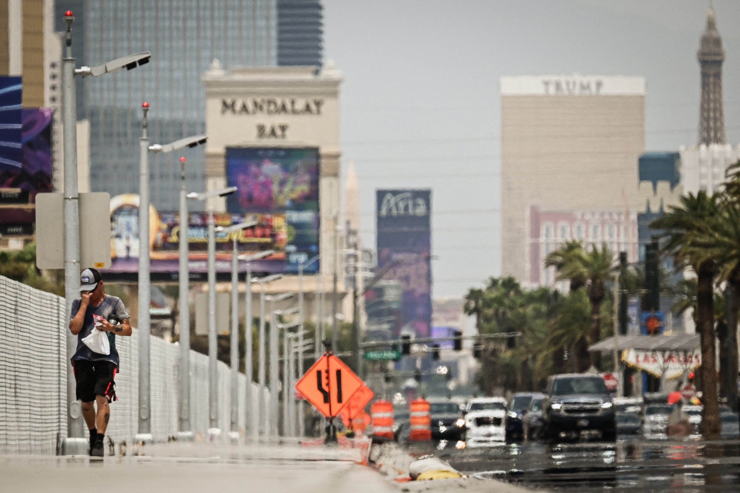 Sóng nhiệt gây biến dạng khung cảnh ở xa trong lúc một người đi bộ dọc theo Đại lộ Nam Las Vegas ở Las Vegas, vào ngày 30/07/2023. (Ảnh: Patrick T. Fallon/AFP qua Getty Images)