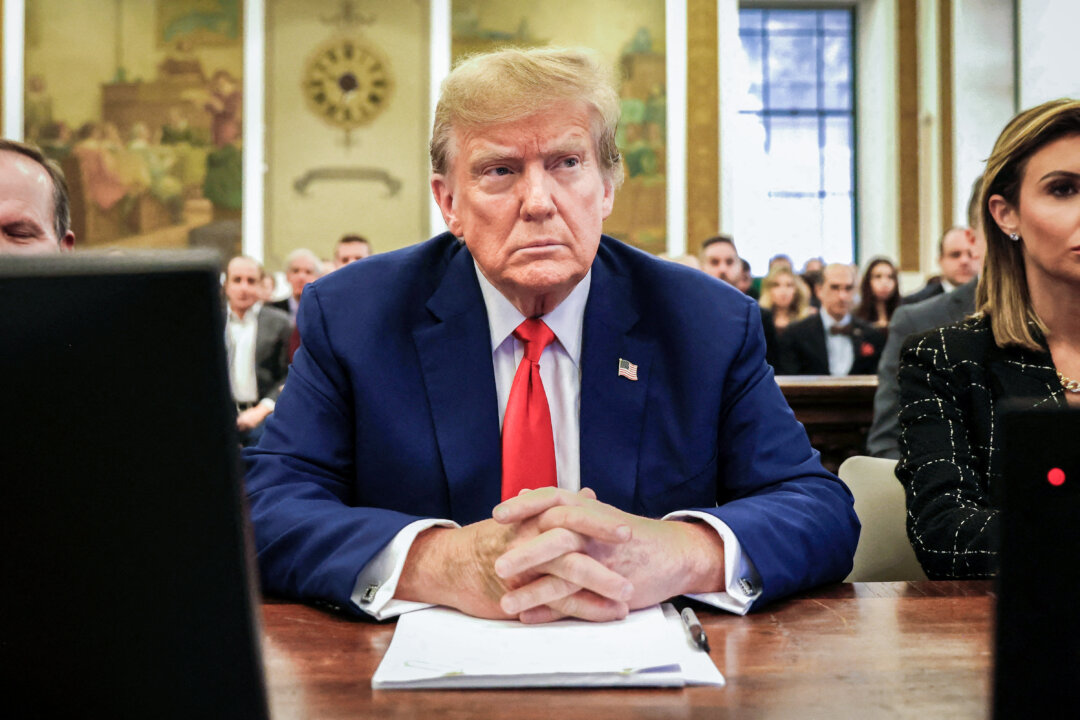 Cựu Tổng thống Donald Trump ngồi tại Tòa án Tối cao Tiểu bang New York trong một phiên tòa xét xử gian lận dân sự nhắm vào Tổ chức Trump, tại thành phố New York, hôm 11/01/2024. (Ảnh: Peter Foley/AFP qua Getty Images)