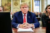 Cựu Tổng thống Donald Trump ngồi tại Tòa án Tối cao New York trong phiên tòa xét xử gian lận dân sự chống lại Tổ chức Trump Organization, tại thành phố New York, hôm 11/01/2024. (Ảnh: Peter Foley/AFP qua Getty Images)