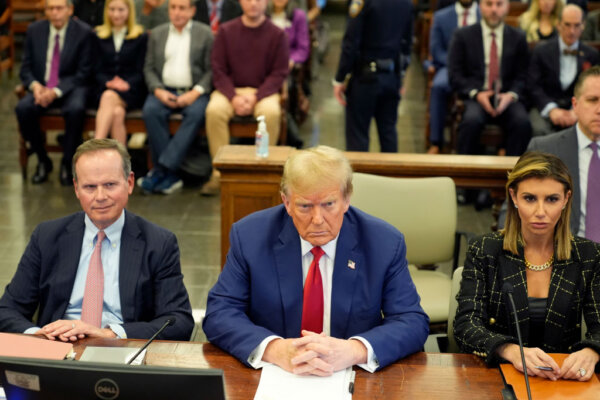 Cựu Tổng thống Donald Trump cùng các luật sư Christopher Kise (bên trái) và Alina Habba tham dự phần tranh luận kết thúc trong phiên tòa xét xử gian lận dân sự của Trump Organization tại Tòa án Tối cao Tiểu bang New York ở thành phố New York, hôm 11/01/2024. (Ảnh: Seth Wenig-Pool/Getty Images)