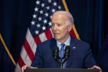 Tổng thống Joe Biden nói với khán giả trong bữa ăn tối mừng Cuộc bầu cử Sơ bộ Đầu tiên trên Toàn quốc của Đảng Dân Chủ ở South Carolina tại khu hội chợ tiểu bang ở Columbia, South Carolina, hôm 27/01/2024. (Ảnh: Sean Rayford/Getty Images)