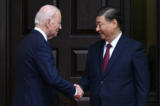 Tổng thống Joe Biden chào đón nhà lãnh đạo Trung Quốc Tập Cận Bình trước cuộc gặp trong Tuần lễ các Nhà lãnh đạo Hợp tác Kinh tế Châu Á-Thái Bình Dương (APEC) tại Woodside, California, hôm 15/11/2023. (Ảnh: Brendan Smialowski/AFP qua Getty Images)