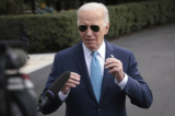 Tổng thống Joe Biden trả lời các câu hỏi của giới truyền thông khi rời Tòa Bạch Ốc ở Hoa Thịnh Đốn, hôm 30/01/2024. (Ảnh: Win McNamee/Getty Images)