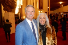 Thượng nghị sĩ Roger Marshall cùng phu nhân Laina thưởng thức đêm biểu diễn Shen Yun tại Nhà hát Opera Trung tâm Kennedy, Hoa Thịnh Đốn, hôm 31/01/2024. (Ảnh: Weiyong Zhu/The Epoch Times)