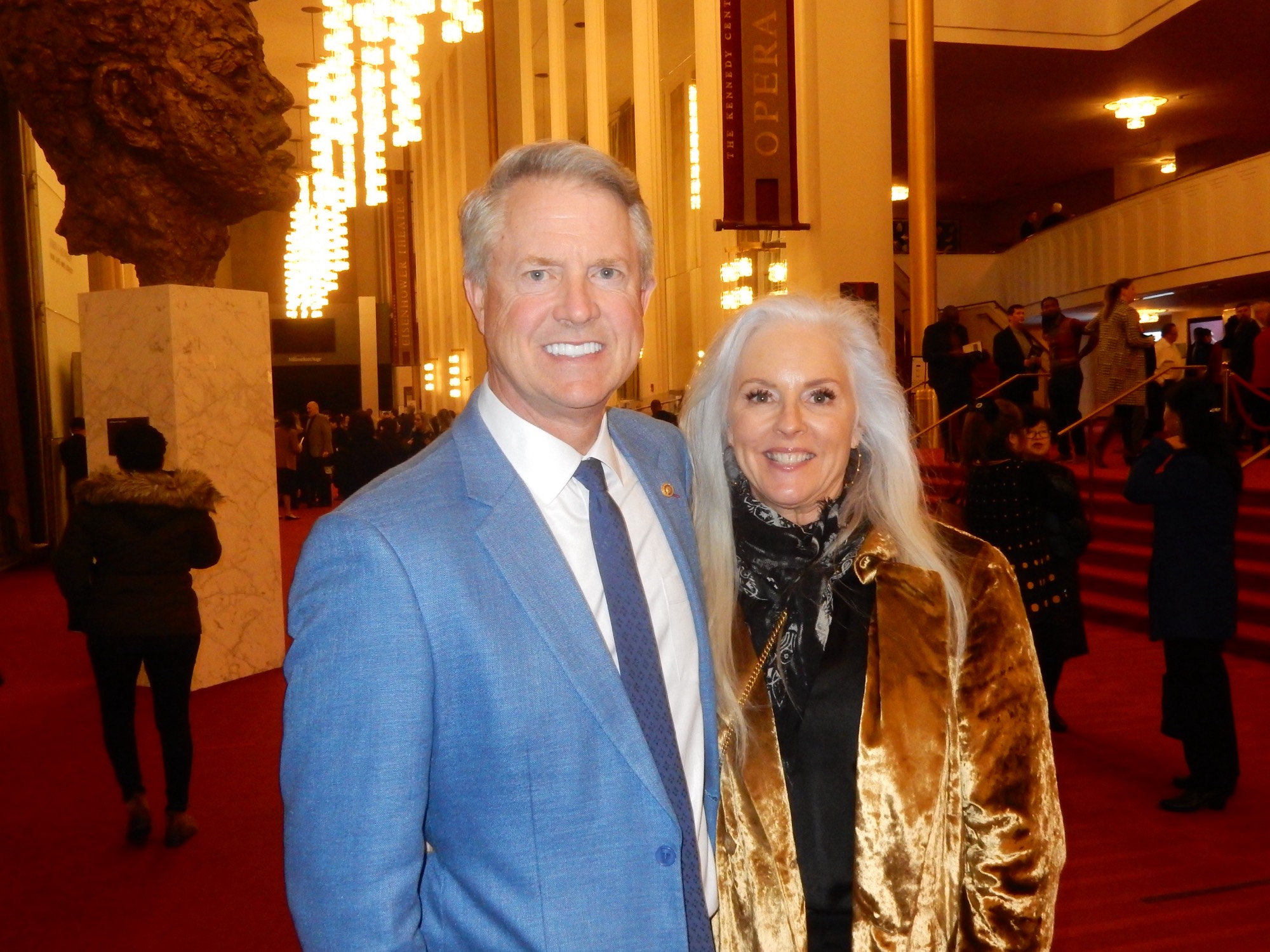 Thượng nghị sĩ Roger Marshall cùng phu nhân Laina thưởng thức đêm biểu diễn Shen Yun tại Nhà hát Opera Trung tâm Kennedy, Hoa Thịnh Đốn, hôm 31/01/2024. (Ảnh: Weiyong Zhu/The Epoch Times)