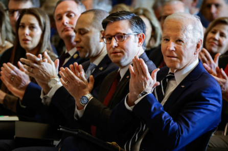 Đảng Cộng Hòa ôn hòa, Đảng Dân Chủ có thể áp đảo Chủ tịch Johnson để thông qua dự luật viện trợ ngoại quốc 95 tỷ USD