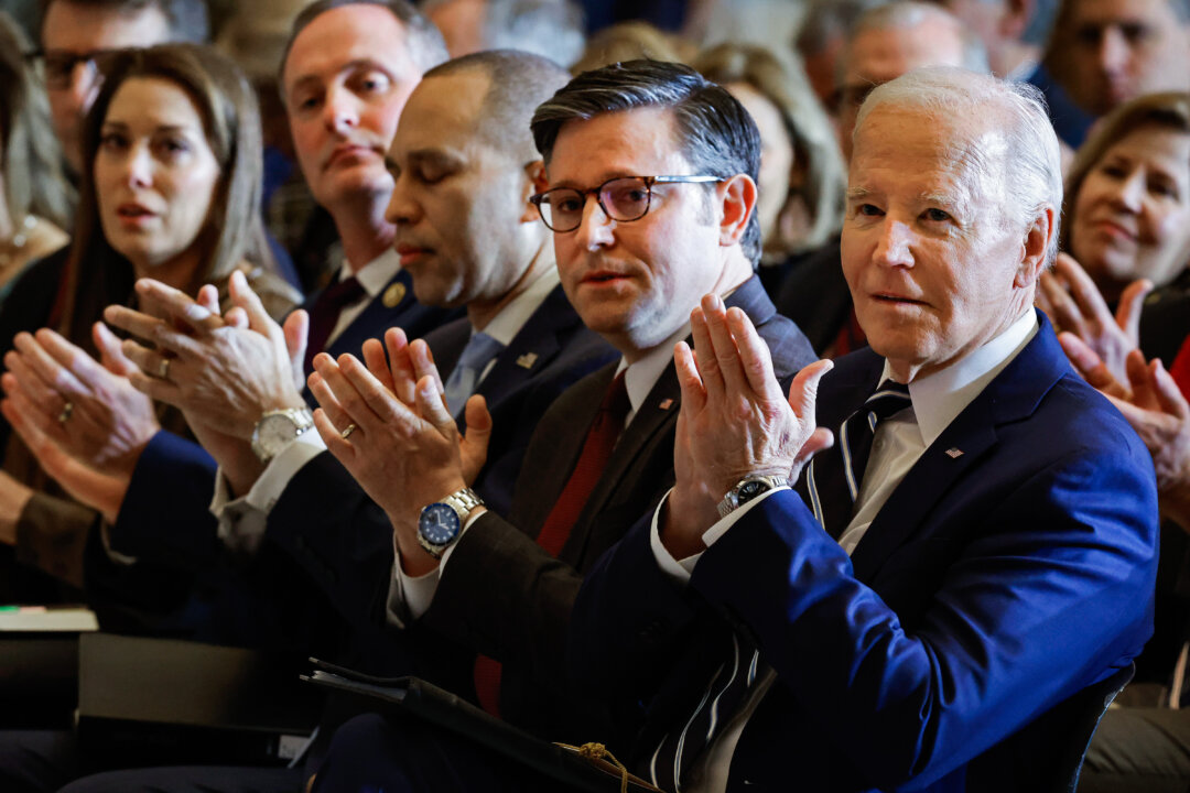 Tổng thống Joe Biden, ngồi cạnh Chủ tịch Hạ viện Mike Johnson (Cộng Hòa-Louisiana), vỗ tay tán thưởng màn biểu diễn của ca sĩ Andrea Bocelli trong Bữa sáng Cầu nguyện Quốc gia ở Statuary Hall tại Quốc hội Hoa Kỳ ở Hoa Thịnh Đốn hôm 01/02/2024. (Ảnh: Chip Somodevilla/Getty Images)