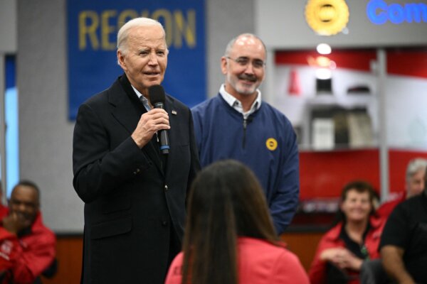 Tổng thống Joe Biden nói chuyện với các thành viên của Nghiệp đoàn Nhân viên Xe hơi Hoa Kỳ (UAW) tại Trung tâm Đào tạo Quốc gia UAW, ở Warren, Michigan, hôm 01/02/2024, trước sự chứng kiến của chủ tịch UAW Shawn Fain. (Ảnh: Mandel NGAN/AFP)