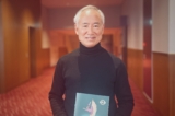 Ông Tatsuo Takeshima thưởng thức Nghệ thuật Biểu diễn Shen Yun tại Nhà hát Bunkyo Civic, hôm 30/01/2024. (Ảnh: Ren Zihui /The Epoch Times)