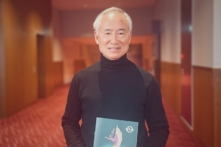 Ông Tatsuo Takeshima thưởng thức Nghệ thuật Biểu diễn Shen Yun tại Nhà hát Bunkyo Civic, hôm 30/01/2024. (Ảnh: Ren Zihui /The Epoch Times)