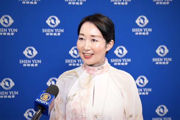 Cô Kikkawa Miki thưởng thức Nghệ thuật Biểu diễn Shen Yun tại Nhà hát Bunkyo Civic, hôm 31/01/2024. (Ảnh: Fujino Wei/The Epoch Times)