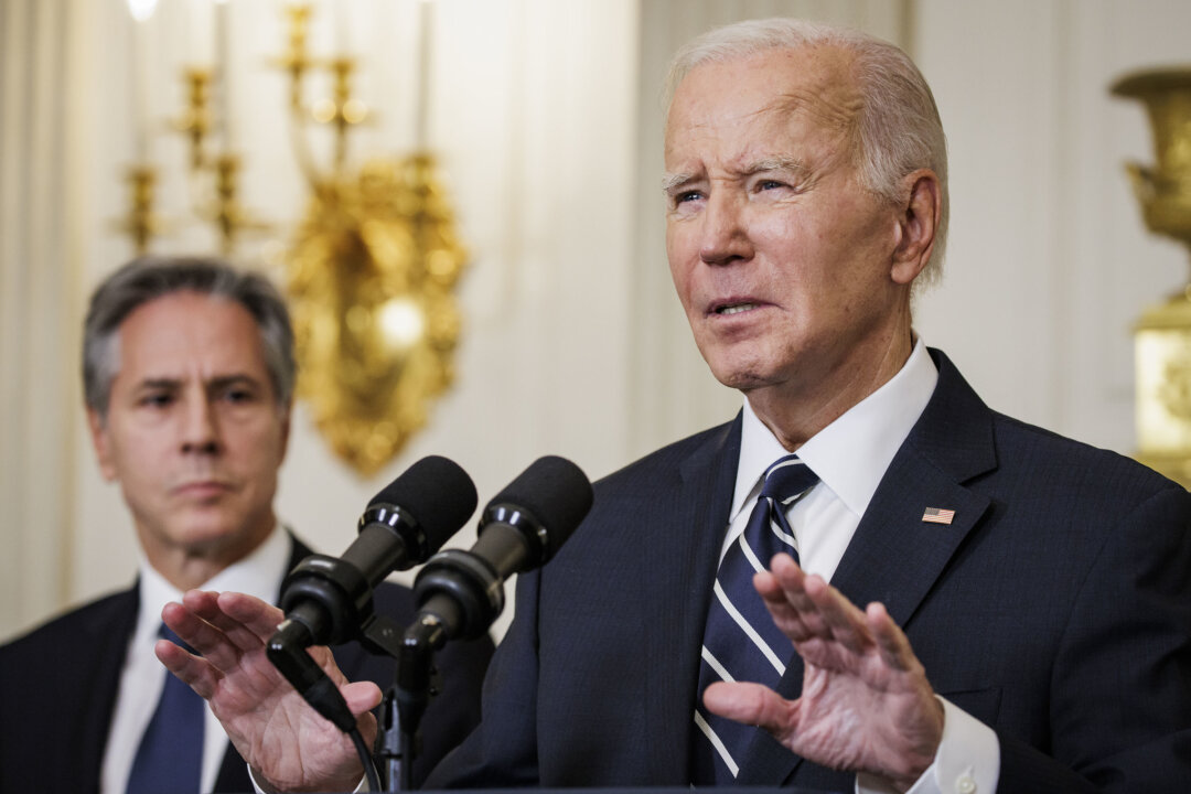 Tổng thống Joe Biden nói về các cuộc tấn công khủng bố ở Israel cùng với Ngoại trưởng Antony Blinken, từ Phòng ăn Quốc gia tại Tòa Bạch Ốc ở Hoa Thịnh Đốn, hôm 07/10/2023. (Ảnh: Samuel Corum/Getty Images)
