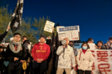 Gần 500 sinh viên Trung Quốc tại Đại học Nam California tụ tập để ủng hộ các cuộc biểu tình được tổ chức ở Trung Quốc kêu gọi chấm dứt lệnh phong tỏa vì COVID-19 ở Los Angeles, vào ngày 29/11/2022. Người tổ chức cuộc biểu tình, anh Han Wang (trái) và phát ngôn viên của Diễn đàn Hồng Kông–Los Angeles Charles Lam (thứ 2 từ phải sang) đã trình bày tại sự kiện này. (Ảnh: Emma Hsu/The Epoch Times)