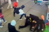 Những người nhập cư bất hợp pháp tấn công hai cảnh sát thuộc Sở Cảnh sát New York bên ngoài một khu nhà ở dành cho người nhập cư ở New York, hôm 27/01/2024. (Ảnh: Sở Cảnh sát New York)