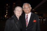 Bà Ann Hayes và ông Peter D’Costa thưởng thức Nghệ thuật Biểu diễn Shen Yun tại Nhà hát Eventim Apollo, London, hôm 02/02/2024. (Ảnh: Mary Mann/The Epoch/Times)