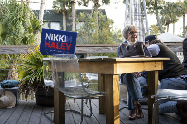 Những người ủng hộ ứng cử viên tổng thống của Đảng Cộng Hòa và là cựu Đại sứ Liên Hiệp Quốc Nikki Haley tại một sự kiện tranh cử ở Hilton Head Island, South Carolina, hôm 01/02/2024. (Ảnh: Madalina Vasiliu/The Epoch Times)