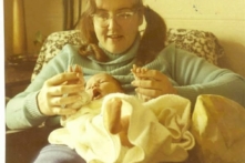 Bà Kathy Bretón và cô con gái sáu tháng tuổi trước khi điều trị tại bệnh viện (Ảnh được đăng với sự cho phép của bà Kathy Bretón)