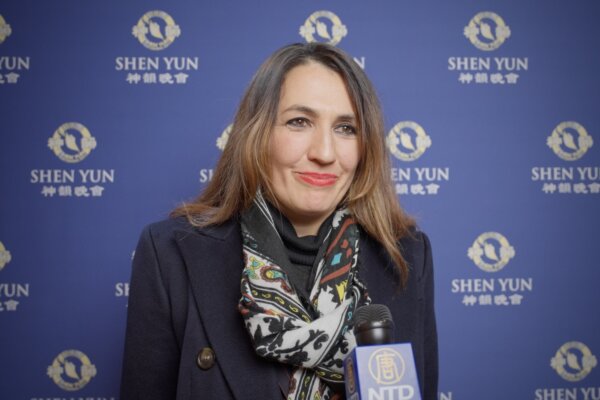 Bà Romina Fanin thưởng lãm Nghệ thuật Biểu diễn Shen Yun tại Nhà hát Nuovo Giovanni da Udine hôm 31/01/2024. (Ảnh: Đài truyền hình NTD)