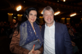 Bà Alexia Gavotak cùng phu quân Nicolas Koebel thưởng thức Nghệ thuật Biểu diễn Shen Yun ở London, Vương quốc Anh, hôm 03/02/2024 (Ảnh: Mary Mann/The Epoch Times)