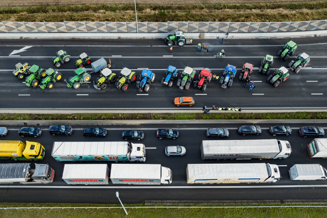 Ảnh chụp từ trên không cho thấy xe tải và máy kéo chặn xa lộ E40 trong một cuộc biểu tình của nông dân, ở Aalter, Bỉ hôm 31/01/2024. (Ảnh: Kurt Desplenter/AFP qua Getty Images)
