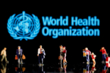 Những bức tượng nhỏ được nhìn thấy phía trước logo của Tổ chức Y tế Thế giới trong hình minh họa này được chụp vào ngày 11/02/2022. (Ảnh: Dado Ruvic / Reuters)