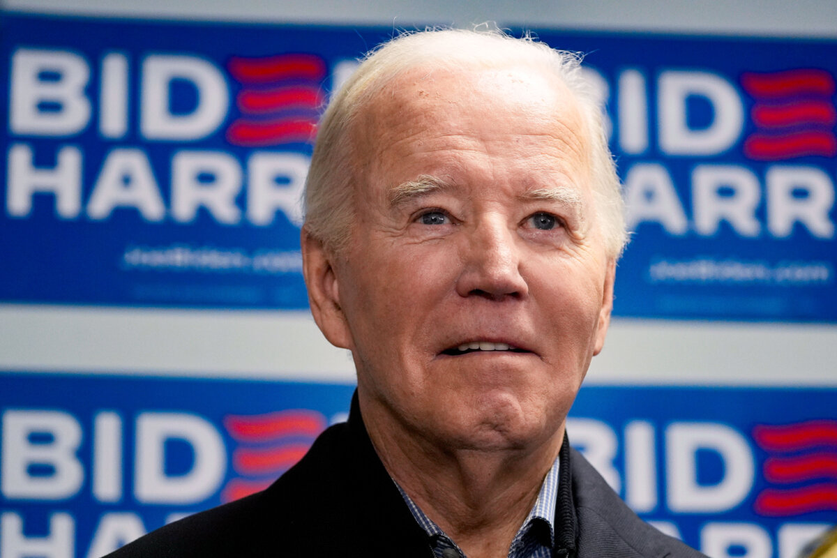 Tổng thống Joe Biden chờ đọc diễn văn tại trụ sở chiến dịch tranh cử của ông ở Wilmington, Delaware, hôm 03/02/2024. (Ảnh: Alex Brandon/AP Photo)