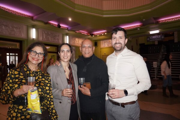 (Từ trái sang phải) Bà Maria Perez, cô Gizelle Saxby, ông Bires Perez và anh Craig Saxby thưởng thức Nghệ thuật Biểu diễn Shen Yun tại London, hôm 04/02/2024. (Ảnh: Mary Mann/The Epoch Times)