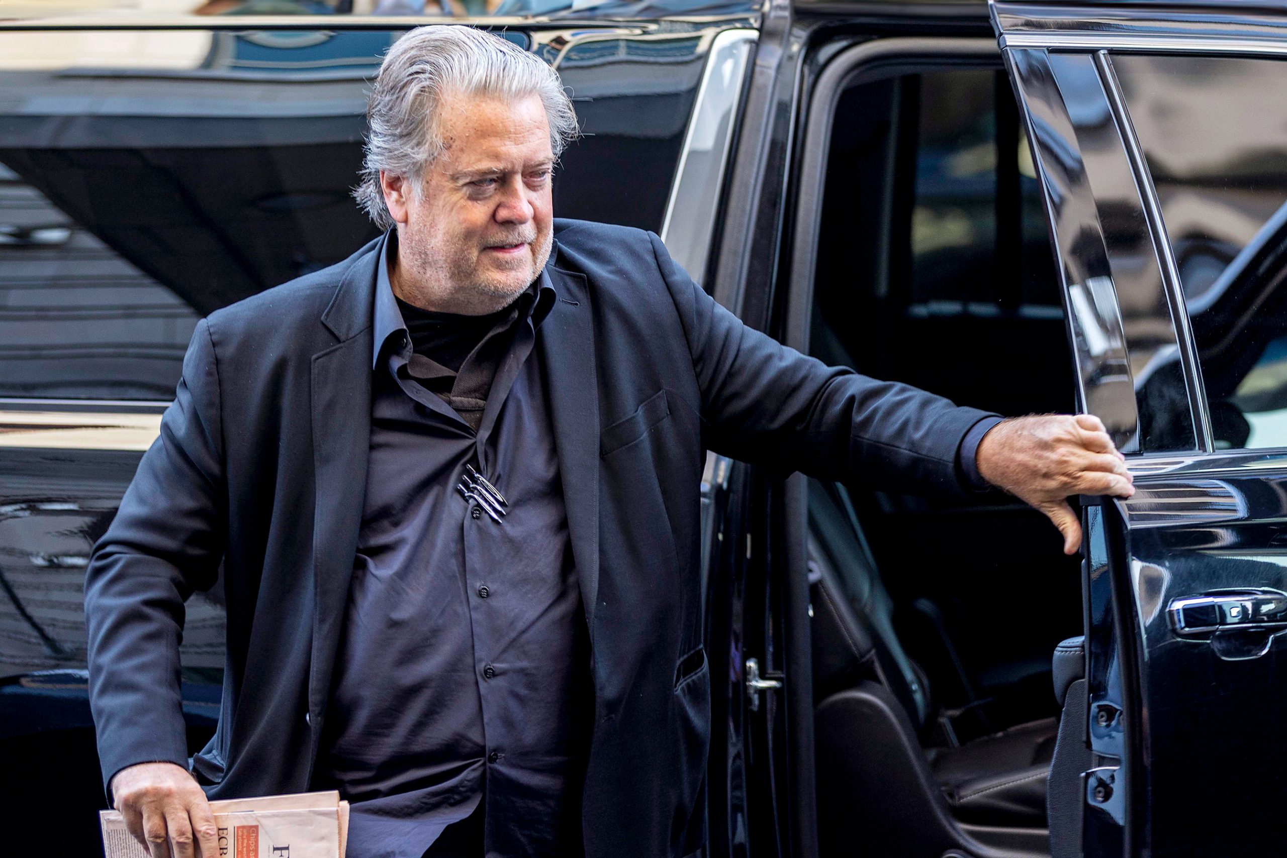 Các cựu cố vấn Tòa Bạch Ốc Steve Bannon (ảnh bên trái) và Peter Navarro (ảnh bên phải) đã bị kết án mặc dù họ tuyên bố rằng họ cho rằng đặc quyền hành pháp cho phép họ bất tuân trát lệnh của ủy ban ngày 06/01 của Hạ viện. (Ảnh: Tasos Katopodis/Getty Images)