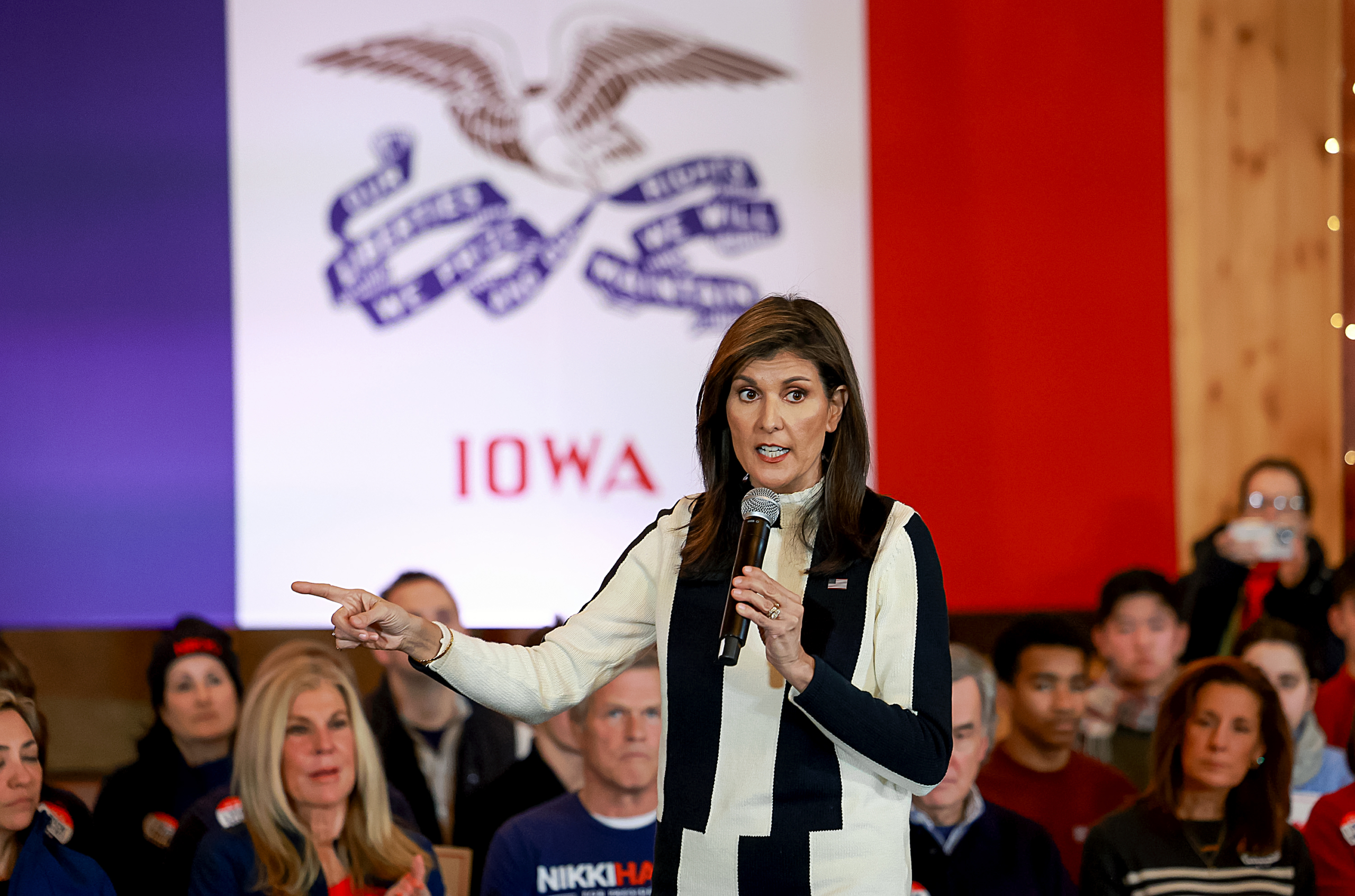 Ứng cử viên tổng thống Đảng Cộng Hòa Nikki Haley diễn thuyết tại một sự kiện vận động tranh cử một ngày trước cuộc họp kín của Iowa, ở Adel, Iowa, hôm 14/01/2024. (Ảnh: Joe Raedle/Getty Images)