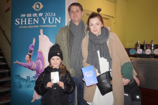 Bà Angelika Zaczeniuk cùng phu quân Kris Bandurski đưa các con của họ đến buổi diễn của Đoàn Nghệ thuật Biểu diễn Shen Yun tại Nhà hát Eventim Apollo ở London hôm 04/02/2024. (Ảnh: Mary Mann/The Epoch Times)