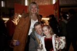 Bà Irina và ông Peter Newman cùng con gái Angelina thưởng lãm Nghệ thuật Biểu diễn Shen Yun ở London, Vương quốc Anh, hôm 04/02/2024 (Ảnh: Mary Mann/The Epoch Times)