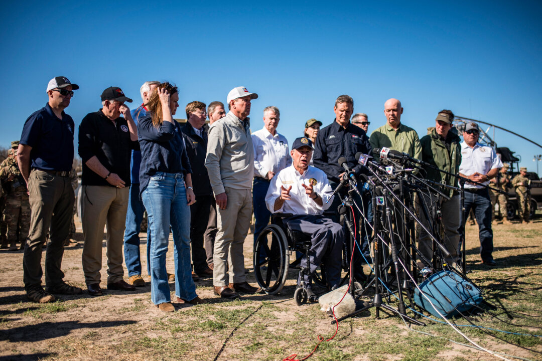 Thống đốc Texas Greg Abbott tổ chức một cuộc họp báo tại Công viên Shelby ở Eagle Pass, Texas, hôm 04/02/2024. (Ảnh: Sergio Flores/AFP qua Getty Images)