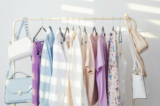 Chỉ bằng cách giảm số lượng quần áo bạn sở hữu, bạn sẽ giảm bớt rất nhiều căng thẳng trong cuộc sống. (Ảnh: Maya Kruchankova/Shutterstock)