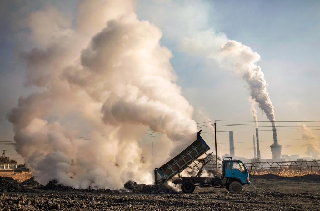 Than phế thải được đổ xuống gần một nhà máy thép trái phép ở Nội Mông, Trung Quốc, vào ngày 03/11/2016. IPCC cho biết phát thải khí nhà kính sẽ khiến Bắc Cực có mùa hè không có băng vào năm khoảng 2050. (Ảnh: Kevin Frayer/Getty Images)