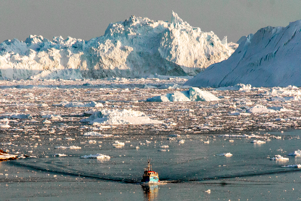 Một chiếc thuyền lướt qua lớp băng đang tan ở bờ biển phía tây của Greenland vào ngày 28/08/2008. Nhìn chung, xu hướng dữ liệu 45 năm của NSIDC cho thấy phạm vi băng biển ở Bắc Cực vẫn tương đối ổn định, với phần lớn sự suy giảm xảy ra từ năm 1997 đến năm 2007. (Ảnh: Steen Ulrik Johannessen/AFP qua Getty Images)