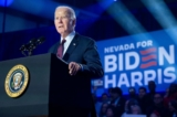 Tổng thống Joe Biden có bài diễn văn trong một cuộc vận động tranh cử tại Trung tâm Cộng đồng Pearson ở Las Vegas, Nevada, hôm 04/02/2024. (Ảnh: Saul Loeb/AFP)