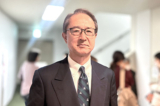 Ông Aoki Akihiko thưởng thức Nghệ thuật Biểu diễn Shen Yun tại Trung tâm Nghệ thuật Biểu diễn Kamakura ở Nhật Bản, hôm 02/02/2024. (Ảnh: Niu Bin/The Epoch Times)