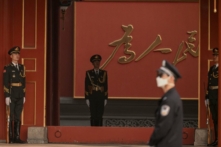 Nhân viên an ninh đứng gác tại Trung Nam Hải gần Quảng trường Thiên An Môn trước Đại hội Đảng Cộng sản Trung Quốc lần thứ 20 tại Bắc Kinh hôm 13/10/2022. (Ảnh: Noel Celis/AFP qua Getty Images)