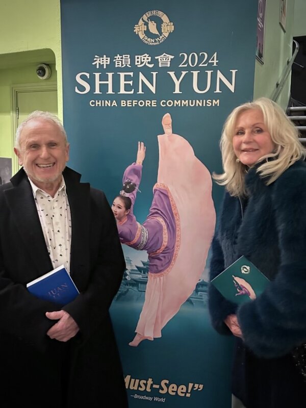 Cựu nghệ sĩ múa của Đoàn múa balê The Royal Ballet, ông Wayne Sleep thưởng thức Nghệ thuật Biểu diễn Shen Yun cùng một người bạn tại Nhà hát Eventim Apollo ở London hôm 02/02/2024. (Ảnh: Mary Mann/The Epoch Times)