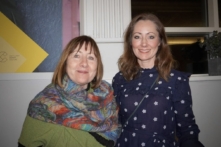 Bà Nonna Drinnan cùng con gái Kyra Cullinan thưởng thức Nghệ thuật Biểu diễn Shen Yun tại Nhà hát Venue Cymru, ở Vương quốc Anh, hôm 07/02/2024. (Ảnh: Mary Mann/The Epoch Times)