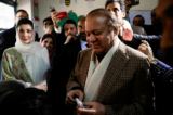 Cựu thủ tướng Nawaz Sharif mỉm cười khi bỏ phiếu tại một điểm bỏ phiếu trong cuộc tổng tuyển cử ở Lahore, Pakistan, hôm 08/02/2024. (Ảnh: Navesh Chitrakar/Reuters)