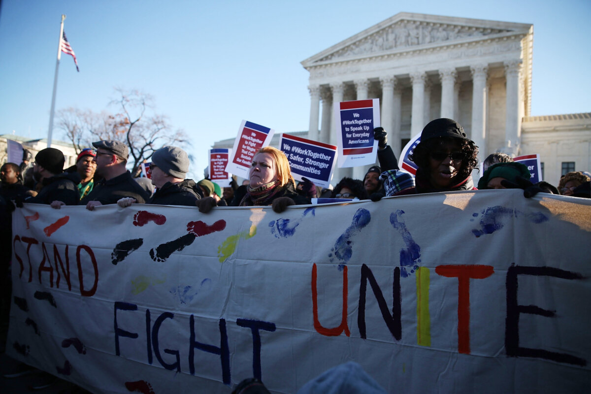 Những người biểu tình ủng hộ nghiệp đoàn biểu tình trước tòa nhà Tối cao Pháp viện Hoa Kỳ ở Thủ đô Hoa Thịnh Đốn, vào ngày 11/01/2016. (Ảnh: Mark Wilson/Getty Images)