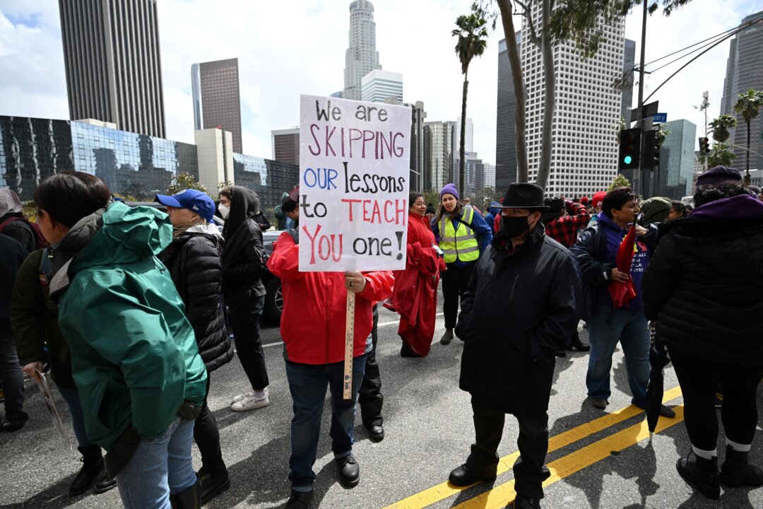 Nhân viên, giáo viên, và những người ủng hộ trường công lập Los Angeles biểu tình bên ngoài trụ sở học khu vào ngày đầu tiên của cuộc đình công kéo dài ba ngày ở Los Angeles, vào ngày 21/03/2023. (Ảnh: Robyn Beck/AFP qua Getty Images)