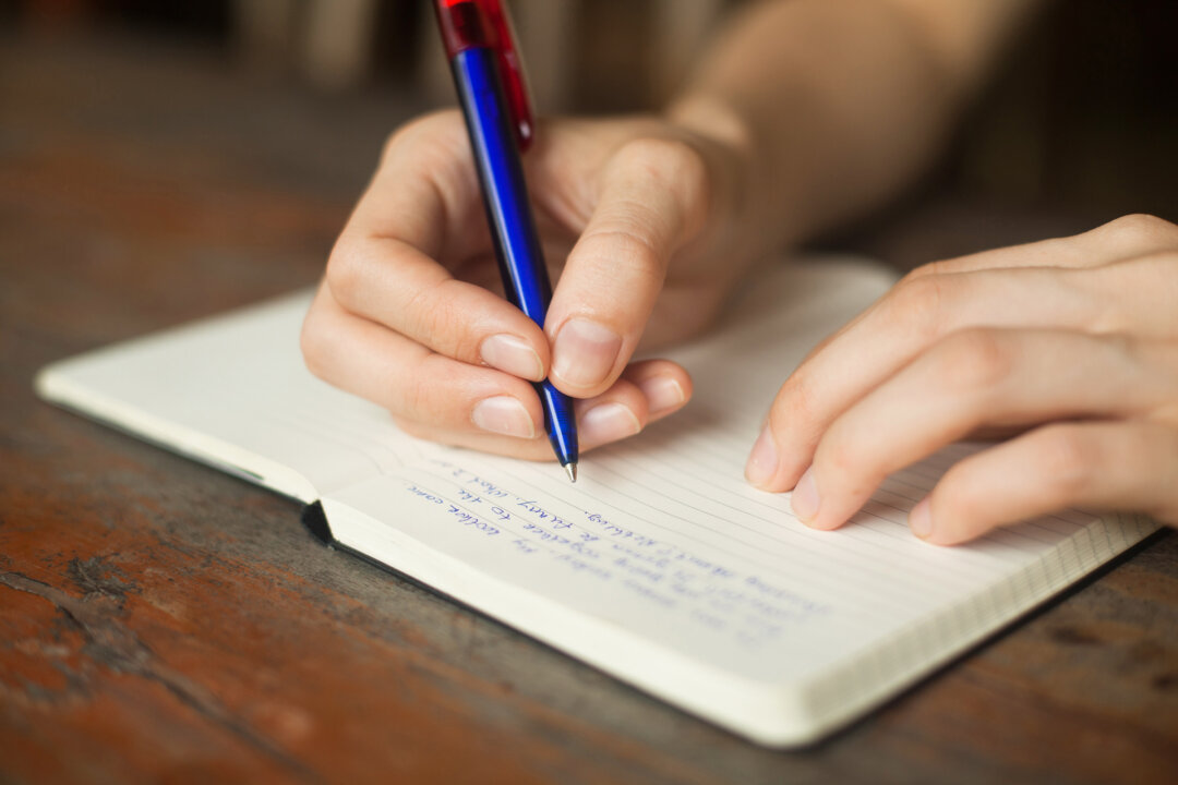 Nghiên cứu: Viết chữ bằng tay làm tăng khả năng kết nối của bộ não