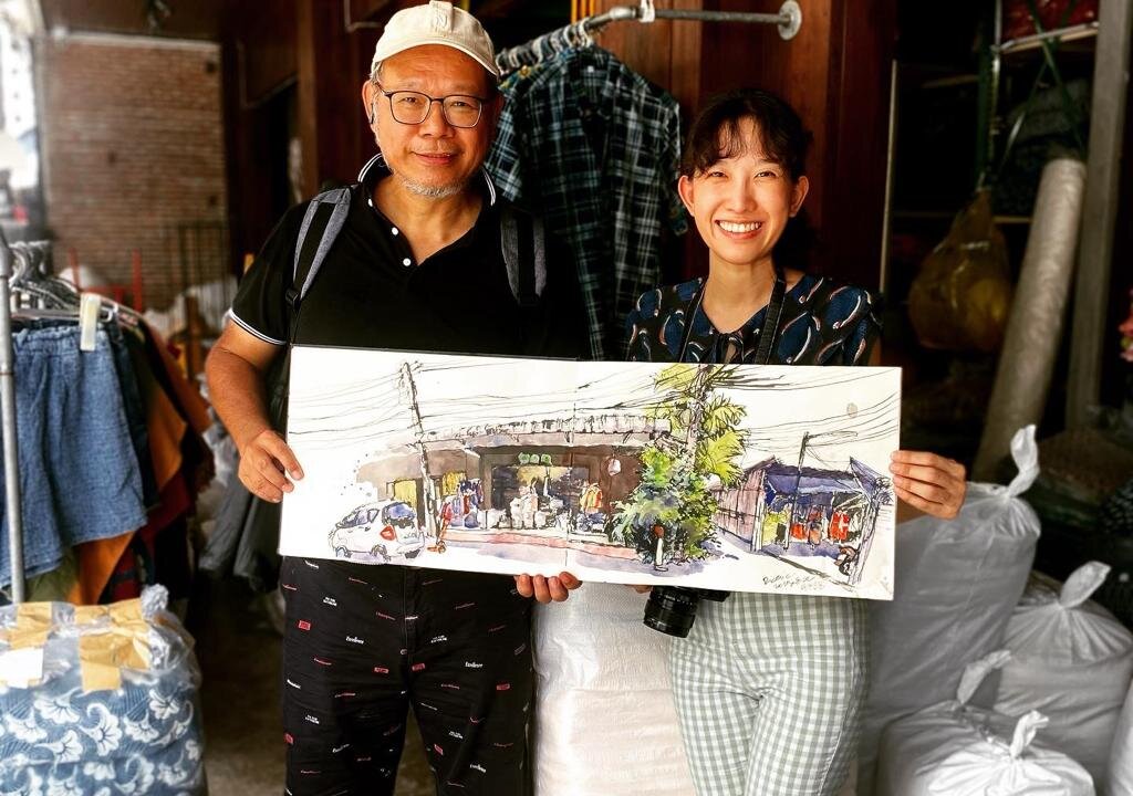 Ông Richie Cheung chụp ảnh cùng chủ cửa hàng vải Mengyuchiang ở Chiang Mai. (Ảnh: Được đăng dưới sự cho phép của ông Richie Cheung)