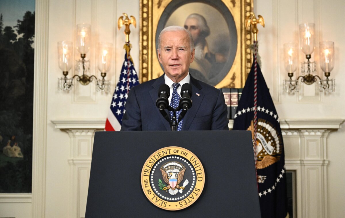 Tổng thống Joe Biden nói về báo cáo của Công tố viên Đặc biệt Robert Hur trong vụ ông giải quyết sai tài liệu mật, trong Phòng Tiếp tân Ngoại giao của Tòa Bạch Ốc, hôm 08/02/2024. (Ảnh: Mandel Ngân/AFP qua Getty Images)