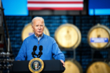 Tổng thống Joe Biden diễn thuyết tại Nhà máy bia Earth Rider ở Superior, Wisconsin, hôm 25/01/2024. (Ảnh: Stephen Maturen/Getty Images
